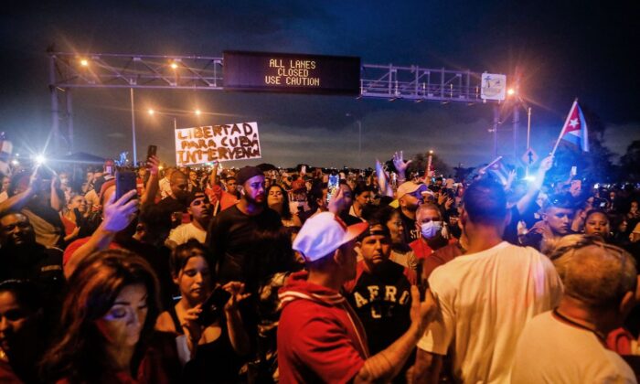 Des personnes bloquent la Palmetto Expressway lors d'une manifestation de soutien aux Cubains qui manifestent contre leur gouvernement, à Miami, le 13 juillet 2021. (Eva Marie Uzcategui/AFP via Getty Images)

