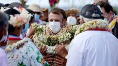 Emmanuel Macron « étouffé » par les traditionnels colliers de fleurs en Polynésie – l’image est détournée