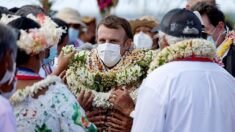 Emmanuel Macron « étouffé » par les traditionnels colliers de fleurs en Polynésie – l’image est détournée