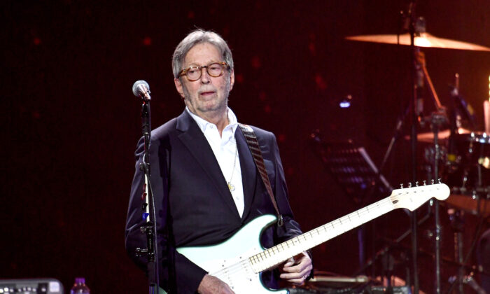 Eric Clapton se produit sur scène lors de Music For The Marsden 2020 à l'O2 Arena de Londres, en Angleterre, le 3 mars 2020. (Gareth Cattermole/Getty Images)