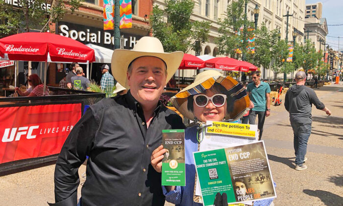 Le premier ministre de l'Alberta, Jason Kenney (à gauche), exprime son soutien pour mettre fin au régime communiste chinois, le 11 juillet 2021, dans le centre-ville de Calgary. M. Kenney s'est arrêté pour discuter avec Wenwen Guo, une bénévole du Centre de service mondial pour démissionner du Parti communiste chinois, alors qu'elle recueillait des signatures pour la pétition « Mettre fin au PCC ». (Avec l'aimable autorisation de Wenwen Guo)