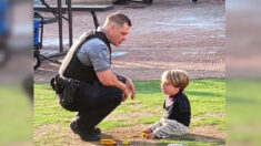 Un officier devient le mentor d’un garçon de 6 ans né sans bras et voulant devenir détective