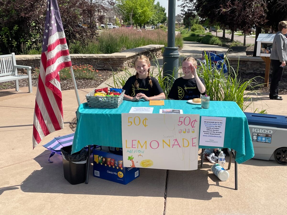 Scarlett Reust et Addyson Elliot, deux meilleures amies du Colorado, vendent de la limonade au profit de la famille d'un officier décedé. (Avec l'aimable autorisation du procureur du 17e district judiciaire)