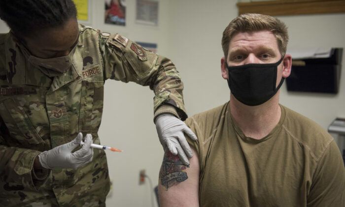 Un membre de l'armée de l'air américaine reçoit le vaccin Moderna contre le Covid-19, sur la base aérienne de Kunsan, en république de Corée, le 29 décembre 2020. (U.S. Air Force/Jordan Garner)