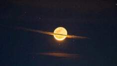 Un photographe capture une image époustouflante de la « Lune se présentant comme Saturne »
