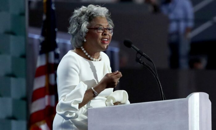 La représentante américaine Joyce Beatty (D-OH) lors du quatrième jour de la Convention nationale démocrate au Wells Fargo Center, le 28 juillet 2016 à Philadelphie, en Pennsylvanie. (Photo par Jessica Kourkounis/Getty Images)
