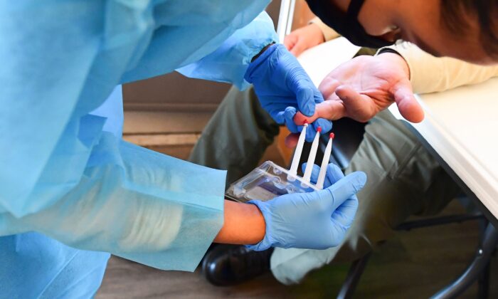 Une personne subit un test de dépistage des anticorps du COVID-19 à Pico Rivera, en Californie, le 17 février 2021. (Frederic J. Brown/AFP via Getty Images)