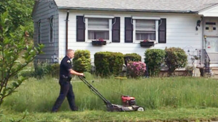 Un policier tond la pelouse d’une femme de 73 ans après avoir remarqué qu’elle était envahie par les herbes