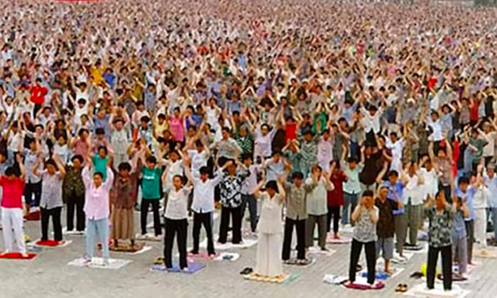 Pratiquants de Falun Dafa lors d'une méditation en groupe dans la ville de Shenyang, en Chine, en 1998. (Minghui)