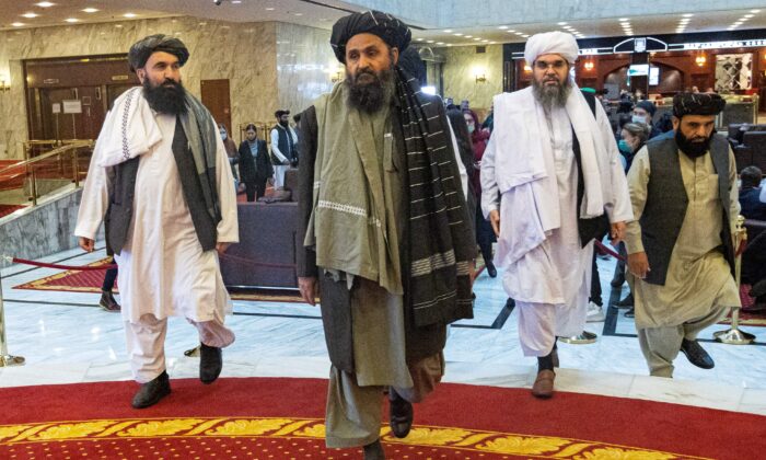 Le cofondateur des talibans, le mollah Abdul Ghani Baradar (C), et d'autres membres de la délégation des talibans arrivent pour assister à une conférence internationale sur l'Afghanistan consacrée à la solution pacifique du conflit, à Moscou, le 18 mars 2021. (Alexander Zemlianichenko/Pool/AFP via Getty Images)