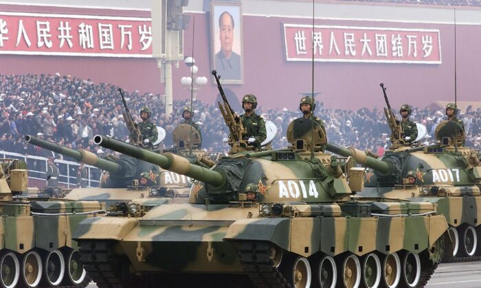 Un convoi de chars de l'Armée populaire de libération passe devant la place Tiananmen de Pékin, le 1er octobre 1999, lors d'un défilé de la fête nationale. (Robyn Beck/AFP via Getty Images)