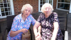 Des jumelles britanniques âgées de 101 ans se rencontrent chaque semaine malgré une distance de plus de cent kilomètres l’une de l’autre