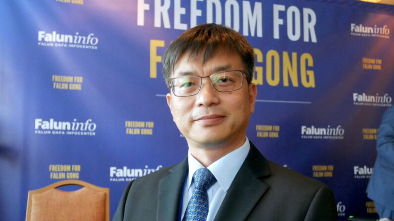 
Wang Weiyu, pratiquant du Falun Gong, s'exprime lors d'une table ronde pendant le Sommet international sur la liberté religieuse à Washington, le 13 juillet 2021. (Sherry Dong/The Epoch Times)