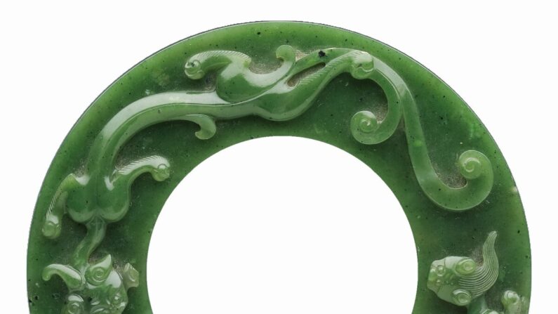 Cette grande bague en jade de la dynastie Qing illustre le style original qui a influencé les bijoux chinois comme les bracelets en jade pendant de nombreuses années. (Avec l'aimable autorisation du Musée national du palais de Taïwan)