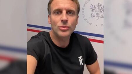 En T-shirt, Macron vante la vaccination dans une vidéo sur Instagram et TikTok, jouant la « transparence et la proximité »