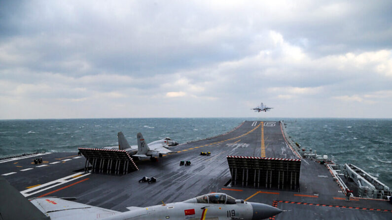Des chasseurs chinois J-15 décollent du pont du porte-avions Liaoning au cours de manœuvres militaires organisées en mer Jaune, au large de la côte Est de la Chine, le 23 décembre 2016.  (STR/AFP via Getty Images)