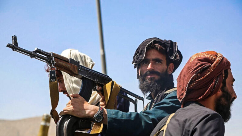 Des talibans montent la garde dans un véhicule à Kaboul, le 16 août 2021, alors que des milliers de personnes envahissent l'aéroport de la ville en essayant de fuir. (AFP via Getty Images)