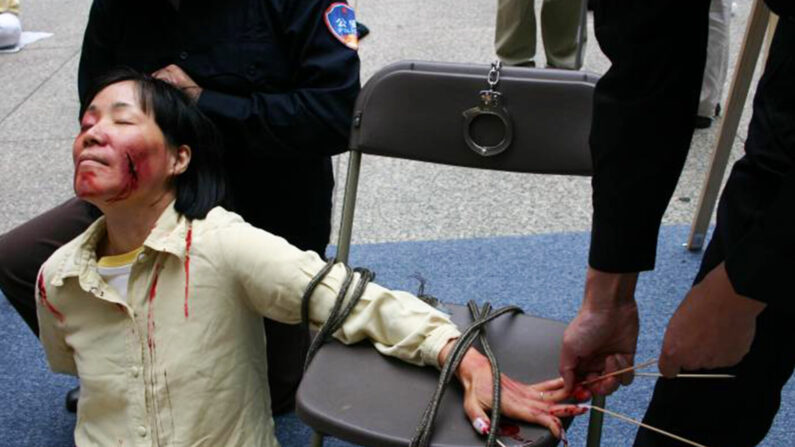 Reconstitution de l'une des méthodes de torture employées par les autorités chinoises pour contraindre les pratiquants de Falun Gong à renoncer à leur croyance. (Minghui.org) 