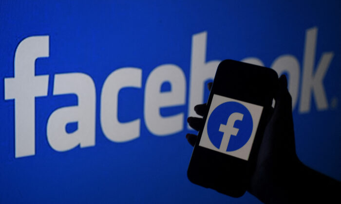 L'écran d'un téléphone intelligent affiche le logo de Facebook sur un fond de site web Facebook, à Arlington, Va, le 7 avril 2021. (Olivier Douliery/AFP via Getty Images)