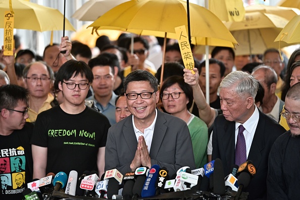 -Raphael Wong, vice-président de la Ligue des sociaux-démocrates, Cheung Say-yin, le professeur de sociologie Chan Kin-man, le ministre baptiste Chu Yiu-ming et Shiu Ka-chun s'adressent aux médias avant d'entrer dans le West Kowloon Magistrates Court à Hong Kong le 24 avril 2019. Photo par Anthony WALLACE / AFP via Getty Images.