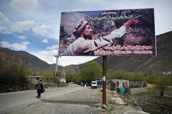 -Un panneau d'affichage à l'effigie d'Ahmad Shah Massoud, le défunt chef militaire et politique afghan également connu sous le nom de « Lion du Panjshir », au nord de la capitale Kaboul. Photo de Wakil KOHSAR / AFP via Getty Images.