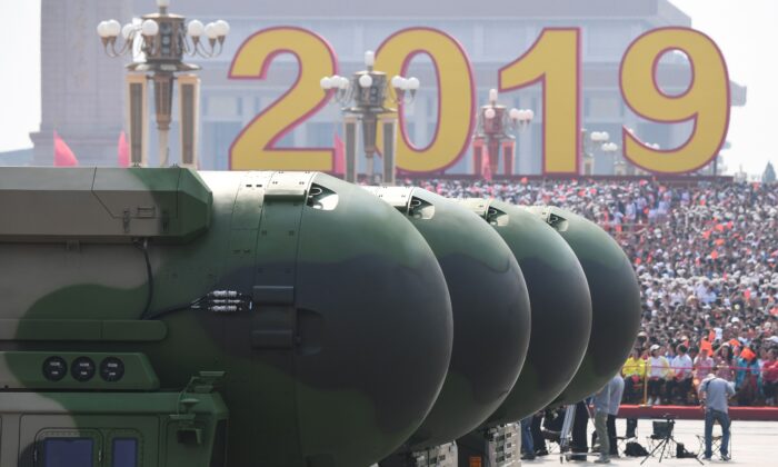 Les missiles balistiques intercontinentaux à capacité nucléaire DF-41 de la Chine sont vus lors d'un défilé militaire sur la place Tiananmen à Beijing, le 1er octobre 2019. (Greg Baker/AFP via Getty Images)
