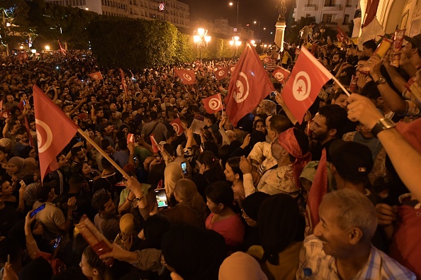 -Les Tunisiens se réunissent pour célébrer la victoire de Kais Saied lors du second tour de la présidentielle tunisienne le 13 octobre 2019 dans la capitale Tunis. Photo Fethi Belaid / AFP via Getty Images.