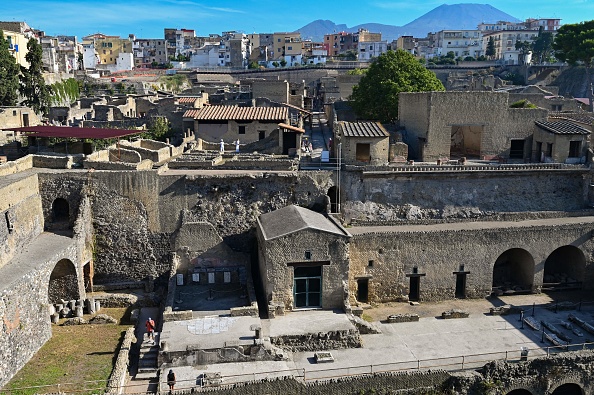 -Une vue générale des ruines du site archéologique d'Herculanum, près de Naples, avec le volcan du Vésuve en arrière-plan, le 23 octobre 2019. Photo par ANDREAS SOLARO/AFP via Getty Images.