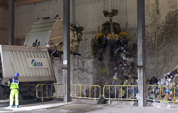 Déchargement d'une benne à l'usine d'incinération des déchets de Saint-Éloi près de Poitiers. (ALAIN JOCARD/AFP via Getty Images)