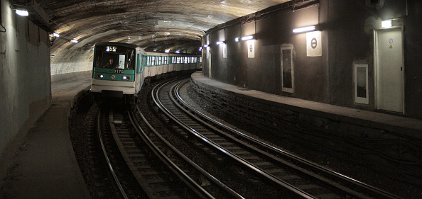 Une rame de métro à Paris. (JACQUES DEMARTHON/AFP via Getty Images)