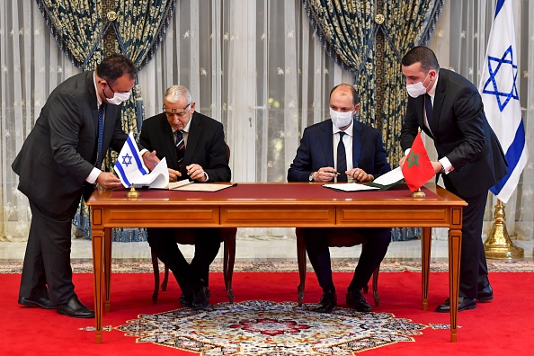 -Un accord est signé au Palais royal de Rabat, sur le premier vol commercial Israélien, marquant le dernier accord de normalisation diplomatique négocié par les États-Unis entre l'État juif et un pays arabe. Photo par FADEL SENNA / AFP via Getty Images.
