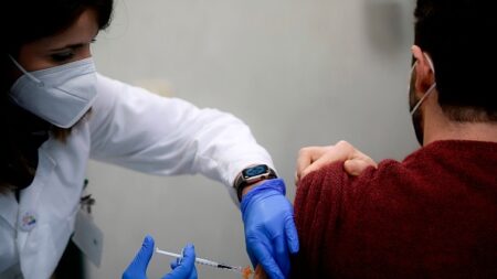 Une infirmière vaccine 8.600 personnes contre le Covid-19 avec des doses remplies de solution saline, selon des responsables allemands