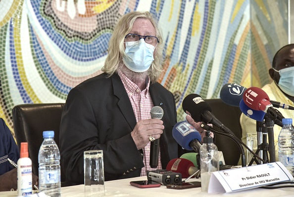 Le professeur de médecine français Didier Raoult s'exprime lors d'une conférence de presse à l'Institut de recherche en santé, d'épidémiosurveillance et de formation (IRESSEF) à Dakar, le 31 mars 2021.  (SEYLLOU/AFP via Getty Images)