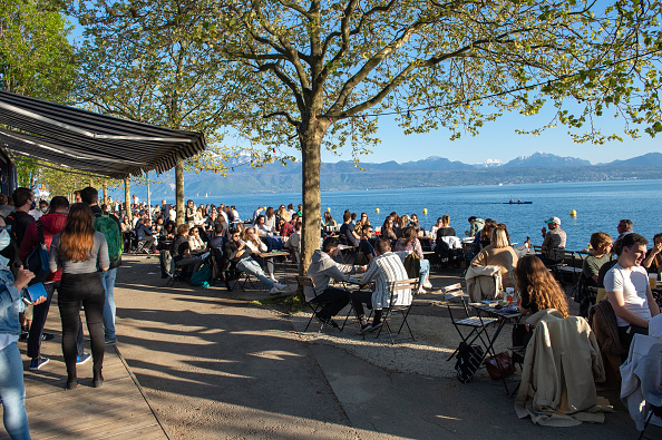 Illustration - Des personnes sont assises à l'extérieur d'un restaurant pendant la pandémie de coronavirus, le 3 mai 2021 à Lausanne, en Suisse. (Robert Hradil/Getty Images)