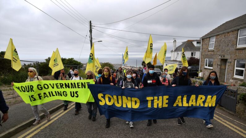 Des militants du groupe de protestation contre le changement climatique Extinction Rebellion participent à une marche de protestation le premier jour du sommet de trois jours du G7 à St Ives, Cornouailles, Angleterre, le 11 juin 2021. (Ben Stansall/AFP via Getty Images)