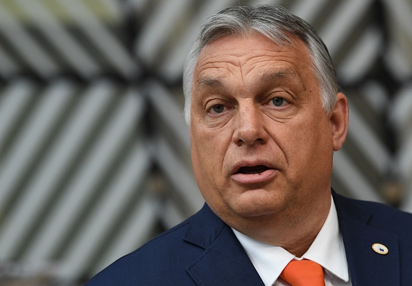 -Le Premier ministre hongrois Viktor Orban s'adresse aux représentants des médias à son arrivée le premier jour d'un sommet de l'Union européenne à Bruxelles le 24 juin 2021. Photo de JOHN THYS/AFP via Getty Images.