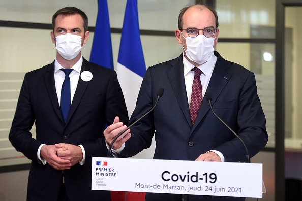 Le Premier ministre français Jean Castex (d), à côté du ministre français de la Santé Olivier Véran. (GAIZKA IROZ/AFP via Getty Images)