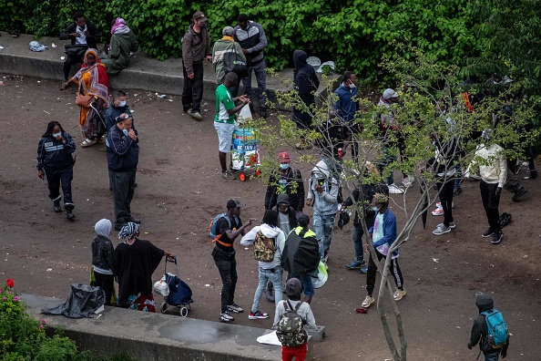 Consommateurs de crack dans le jardin d'Éole à Paris en juin 2021. (Photo : JOEL SAGET/AFP via Getty Images)