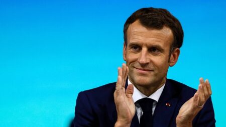 Coronavirus : Emmanuel Macron confirme une troisième dose de vaccin anti-Covid à la rentrée