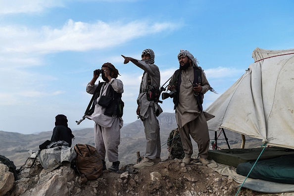 -Des combattants de la milice afghane surveillent un avant-poste contre les insurgés talibans dans la province de Bal kH. Photo de FARSHAD USYAN / AFP via Getty Images.