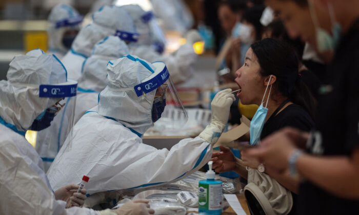 Une résidente subit un test d'acide nucléique pour le coronavirus Covid-19 à Nanjing, dans la province orientale de Jiangsu, le 21 juillet 2021. (STR/AFP via Getty Images)