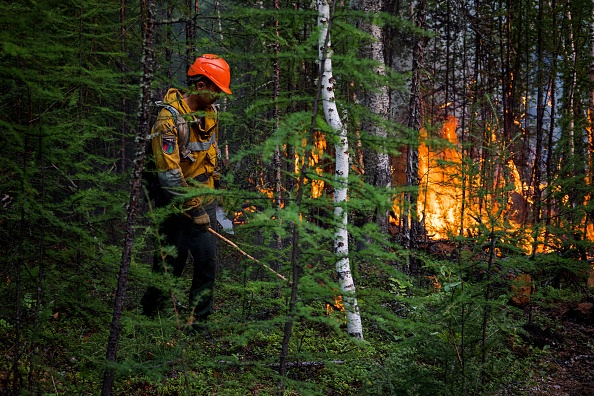 -Alimentés par une vague de chaleur en juin, les incendies de forêt ont balayé plus de 1,5 million hectares de la taïga marécageuse de conifères de Yakoutie en Sibérie. Photo de Dimitar DILKOFF / AFP via Getty Images.