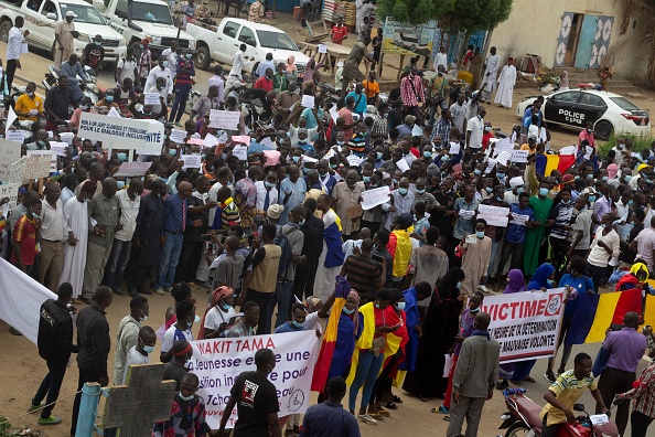 - Plusieurs centaines de personnes ont manifesté à N'Djamena contre la junte qui a pris le pouvoir au Tchad en avril après la mort d'Idriss Déby Itno. Photo de Djimet WICHE / AFP via Getty Images.