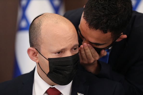 -Le Premier ministre israélien Naftali Bennett assiste à la réunion hebdomadaire du cabinet à Jérusalem le 1er août 2021. Photo par ABIR SULTAN/POOL/AFP via Getty Images.