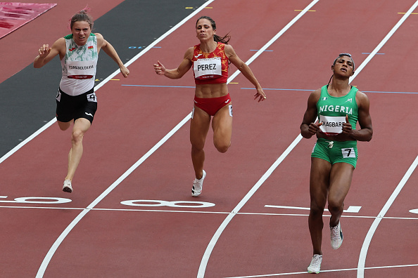 Cette photo prise le 30 juillet 2021 montre (de gauche à droite) la Biélorusse Krystsina Tsimanouskaya, l'Espagnole Maria Isabel Perez et la Nigériane Blessing Okagbare en train de participer à la course du 100 m féminin lors des Jeux olympiques de Tokyo 2020. (Photo : GIUSEPPE CACACE/AFP via Getty Images)