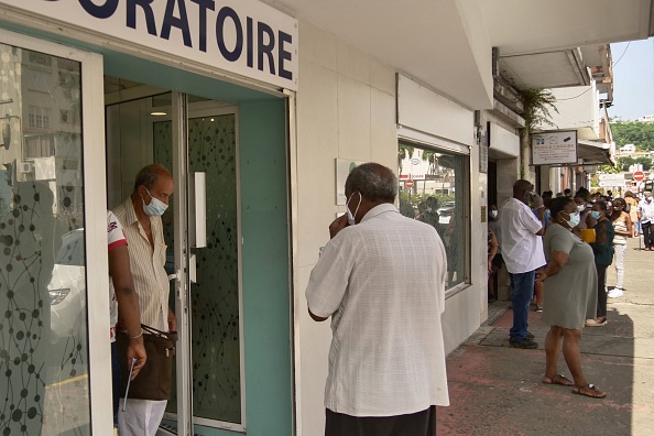 Des Martiniquais font la queue devant un laboratoire de Fort-de-France pour faire un test. (Photo THOMAS THURAR/AFP via Getty Images)