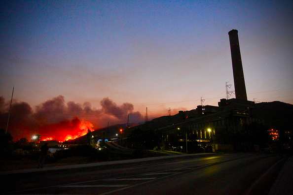 -Des flammes s'élèvent et se propagent autour de la centrale thermique de Yeniköy Kemerköy près d'Oren en Turquie. Photo by STR/AFP via Getty Images.