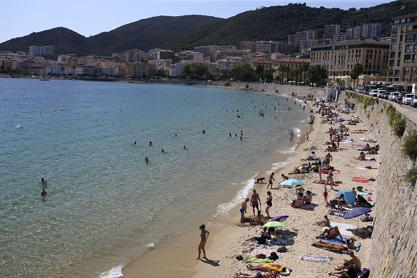 La plage Saint-François à Ajaccio le 3 août 2021. (Photo PASCAL POCHARD-CASABIANCA/AFP via Getty Images)