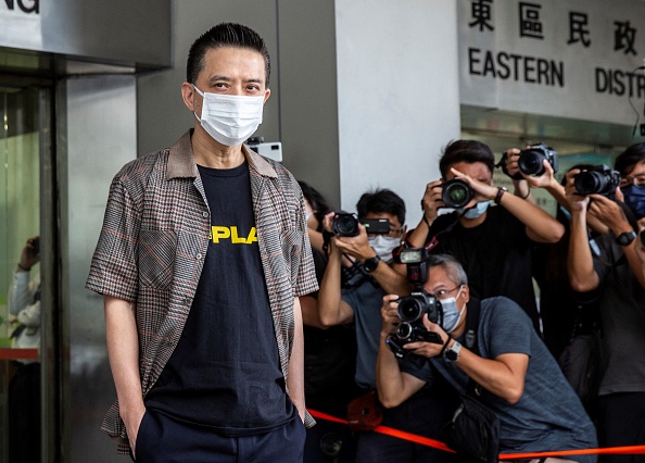 -Le chanteur cant pop prodémocratie de Hong Kong Anthony Wong arrive au tribunal de district de l'est de Hong Kong le 5 août 2021, après avoir été arrêté par la Commission indépendante de Hong Kong. Photo by ISAAC LAWRENCE/AFP via Getty Images.