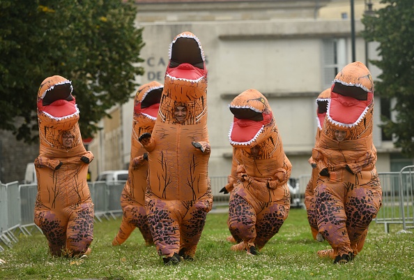 Action contre la corrida par des membres de PETA France déguisés en dinosaures. (Photo : GAIZKA IROZ/AFP via Getty Images)